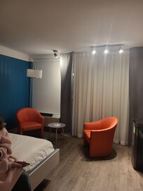 Près des portes patios.