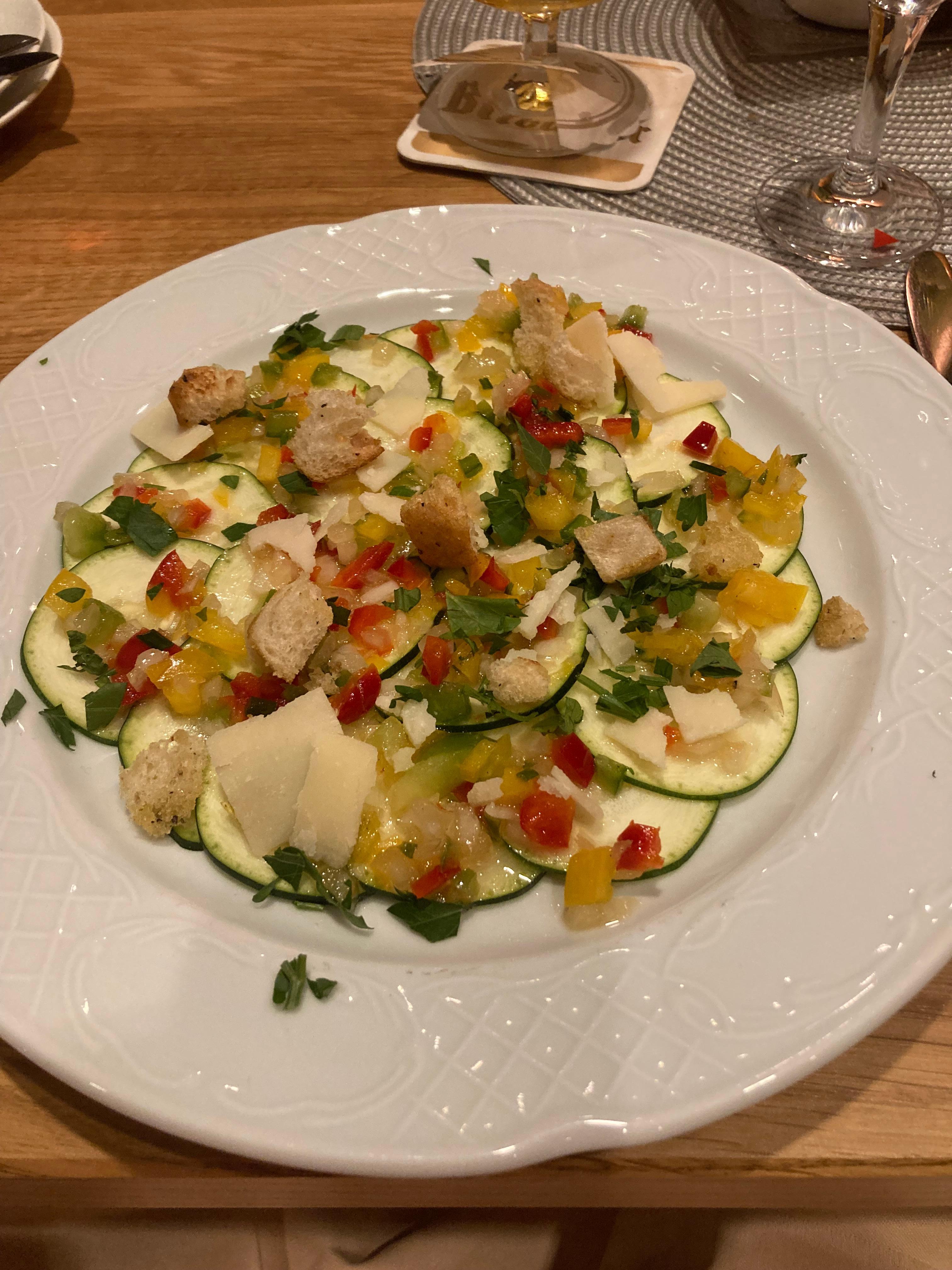 Erster Gang Geburtstagsmenü: Zucchinicarpaccio mit Parmesanspänen