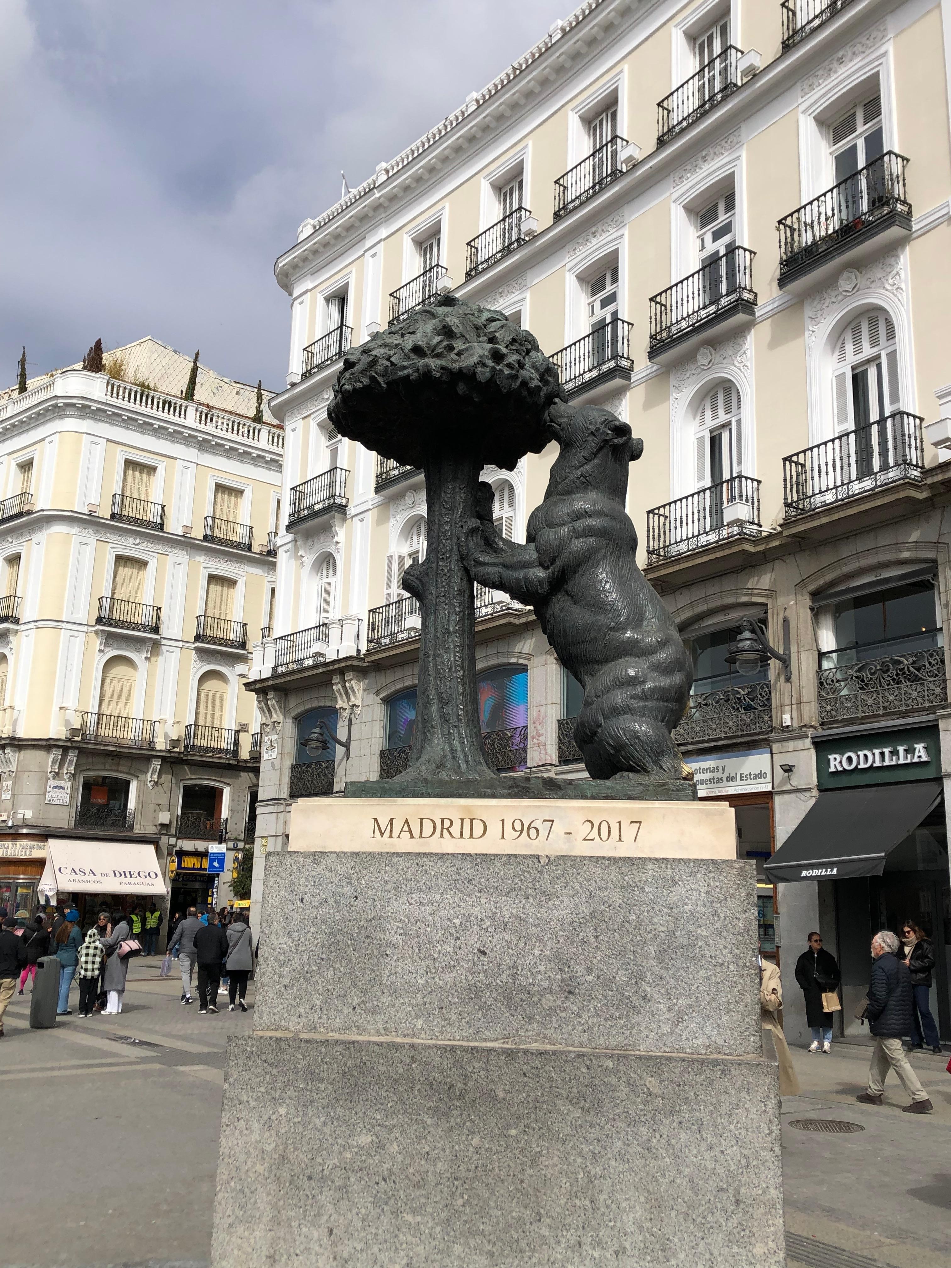 El Oso y Madronos statue