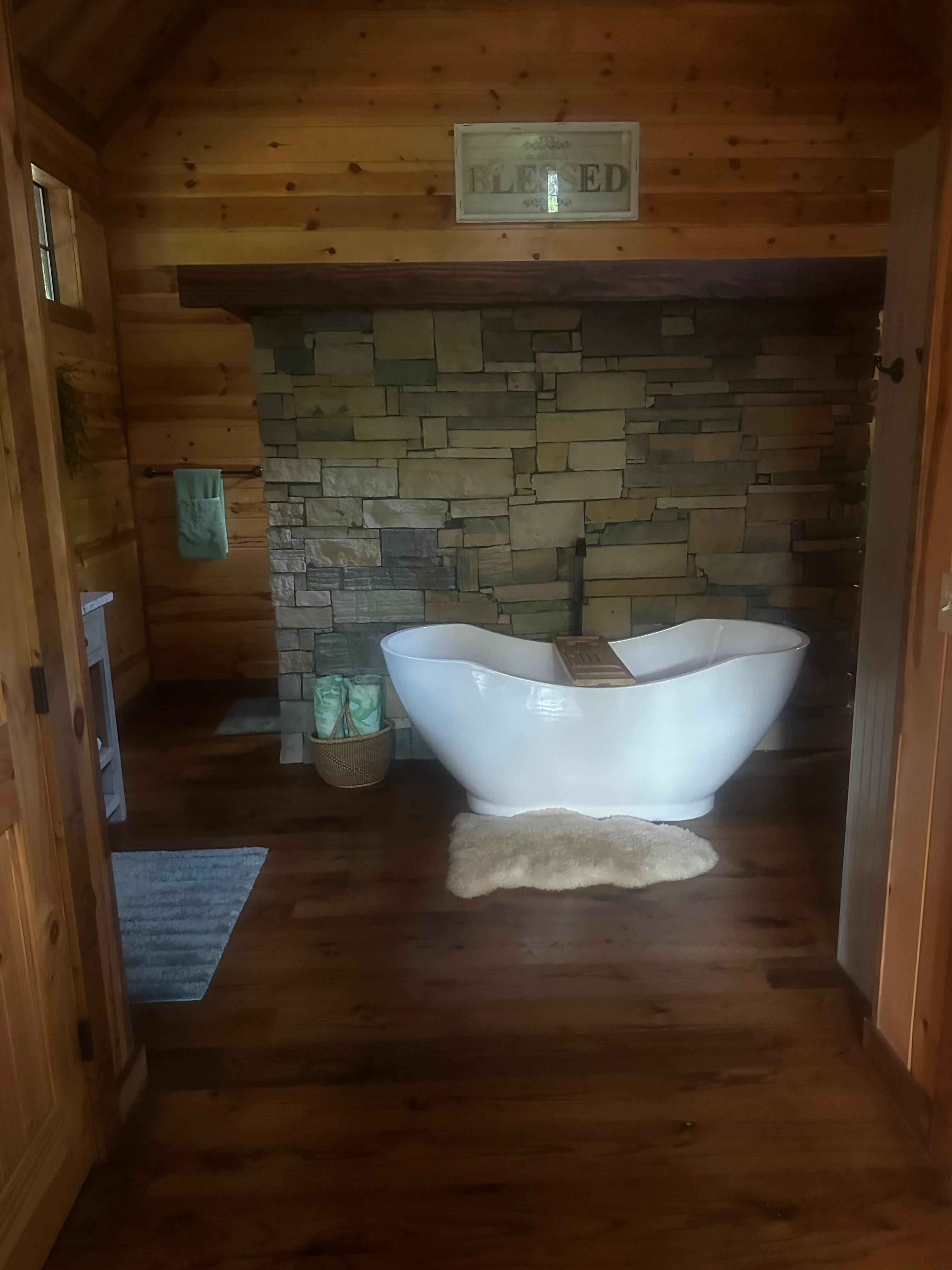 Quaint tub for two. Also had a supply of towels for hot tub. 