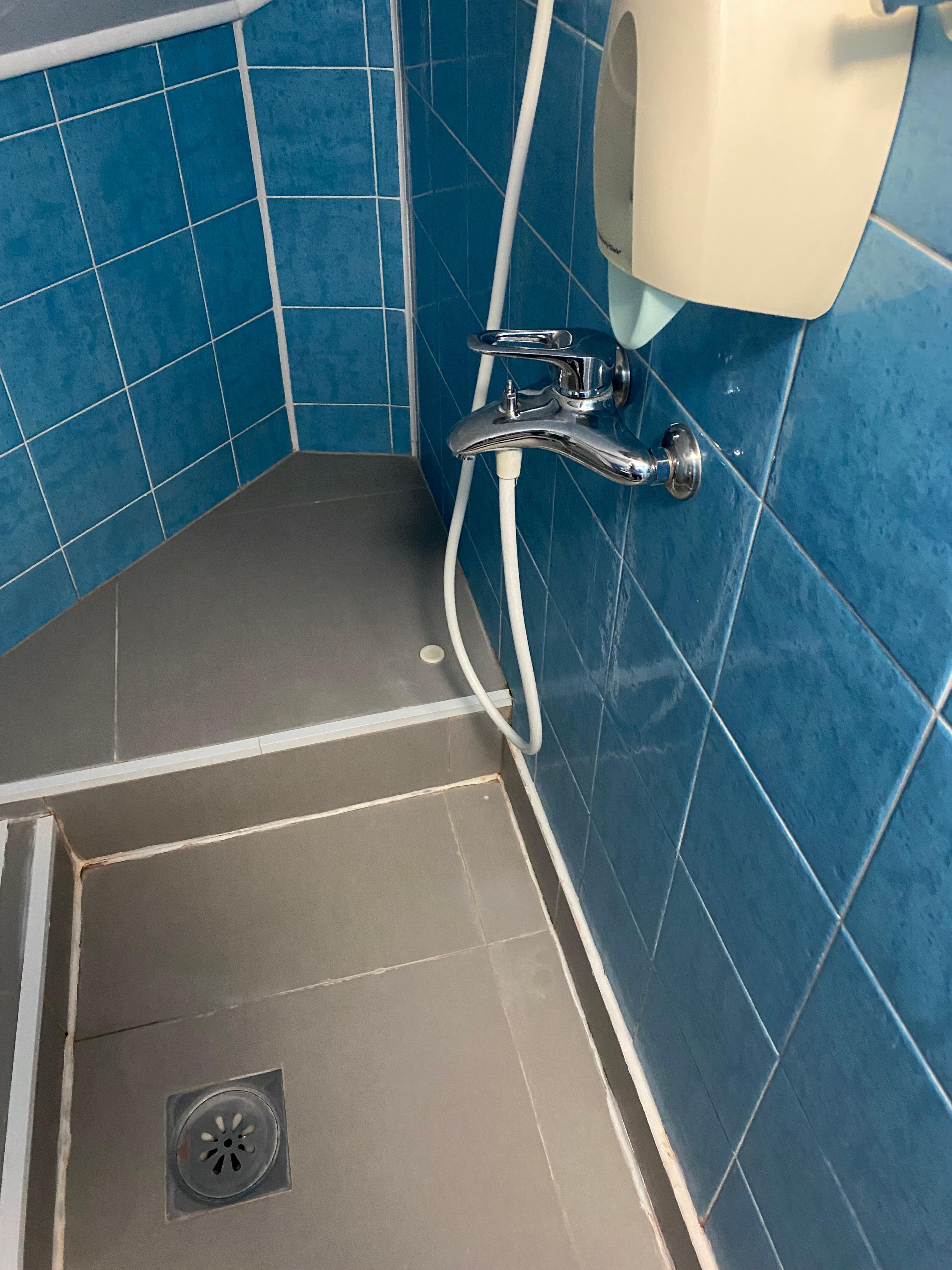 Shower tray - no curtain nor knob to turn on shower