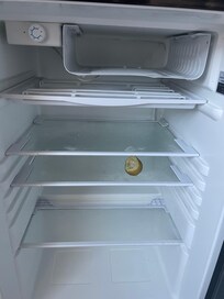 Reinigung im Kühlschrank Fehlanzeige - sogar vom Vormieter noch Speisereste 🤮