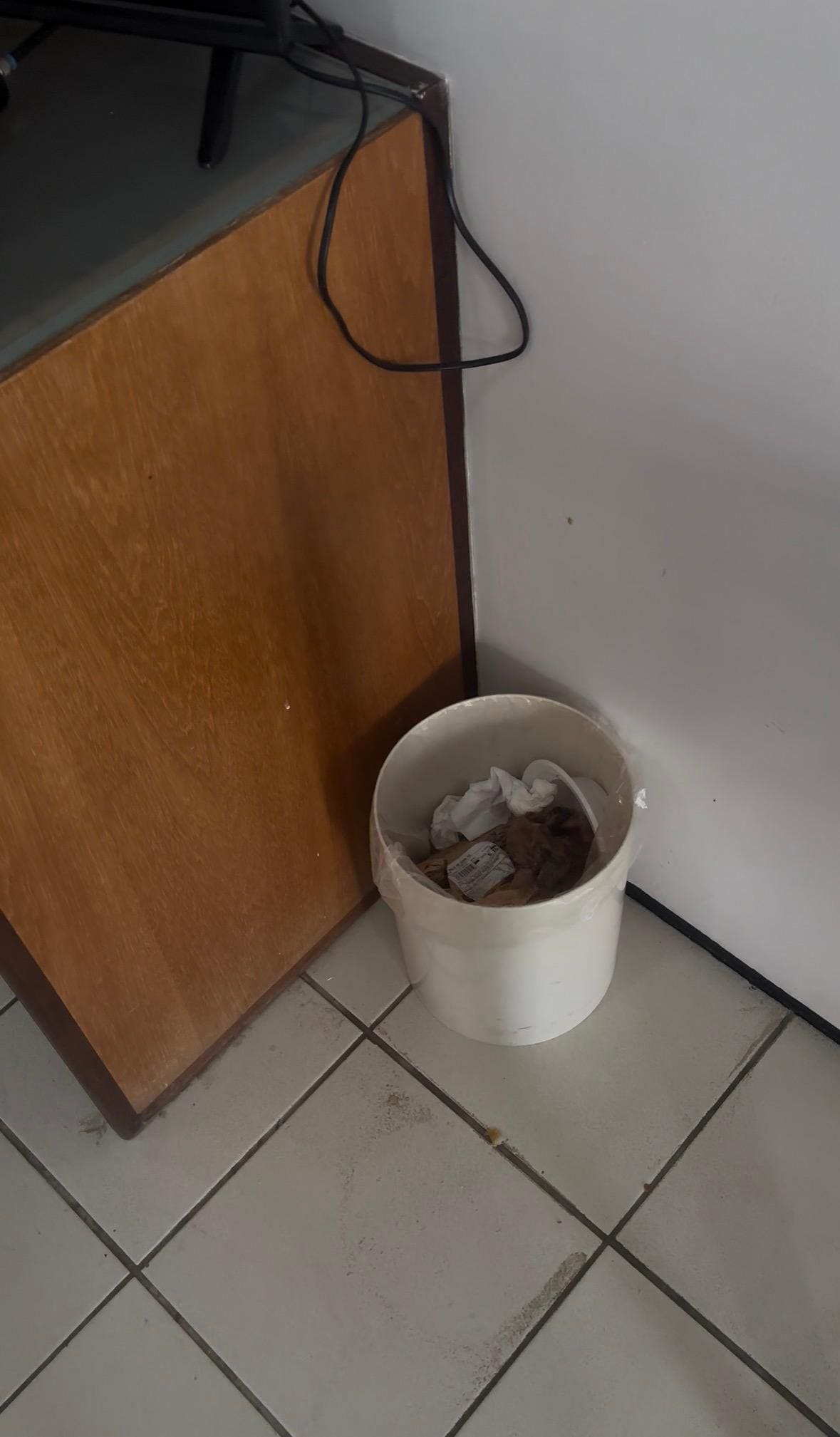 Lixeira do quarto cheia 