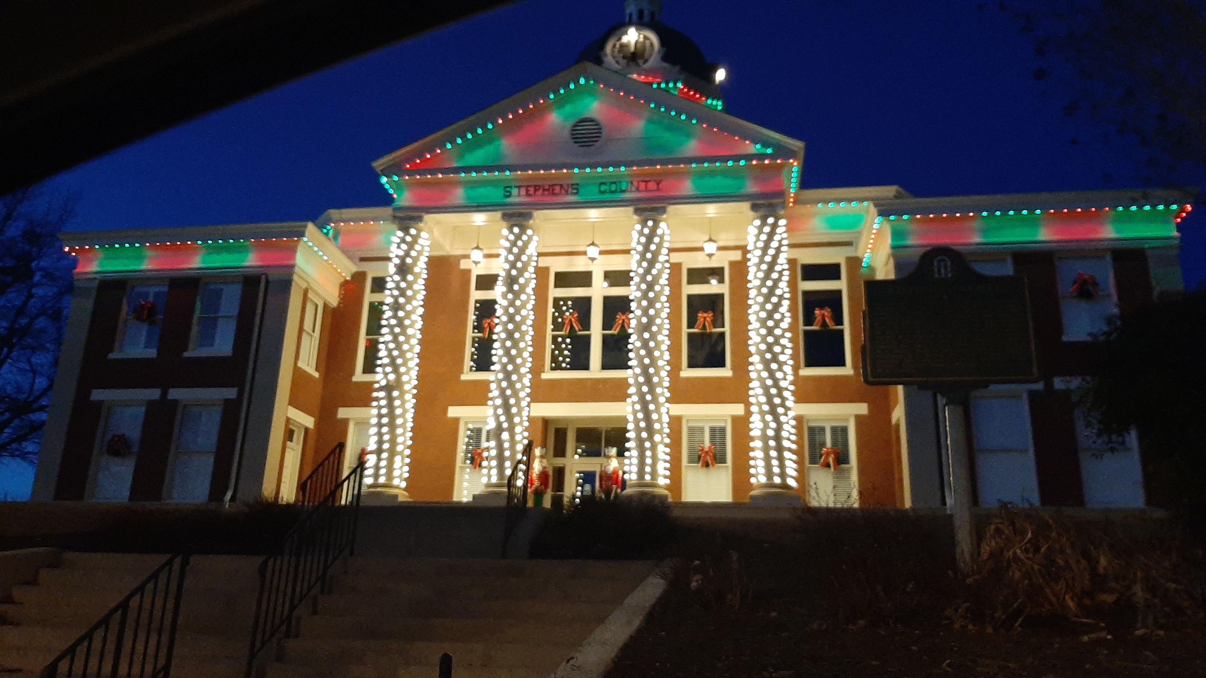 Downtown Toccoa was all aglow for the holidays! And, the shops and restaurants are amazing.