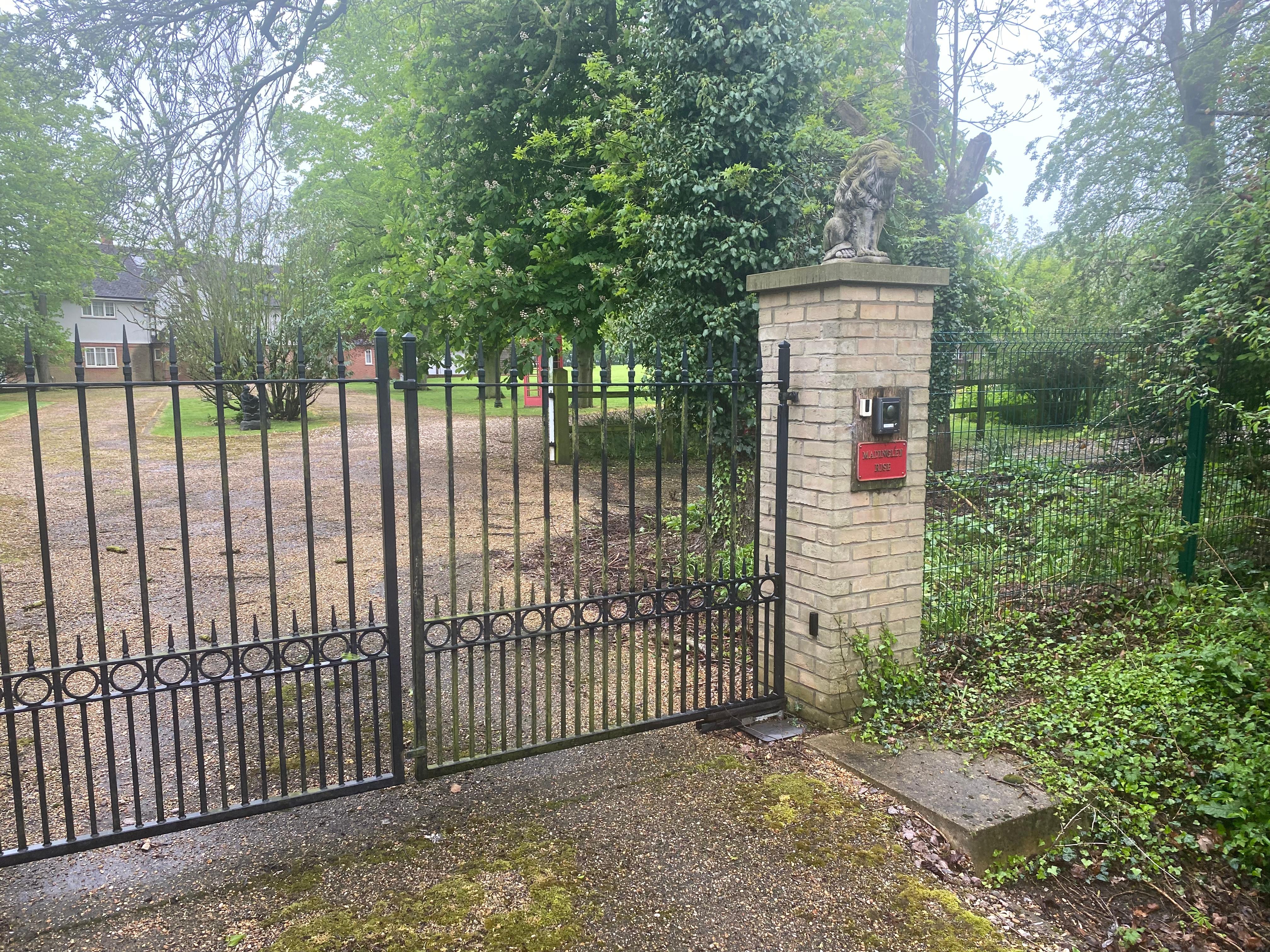 No body came to open this non functioning gate so i waited for 30 mins in the cold after calling then and left another  hotel and paid for 2 hotels for one nights!