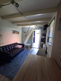 Im Eingangsbereich steht ein Etagenbett und Waschmaschine.