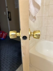 No latch in the door