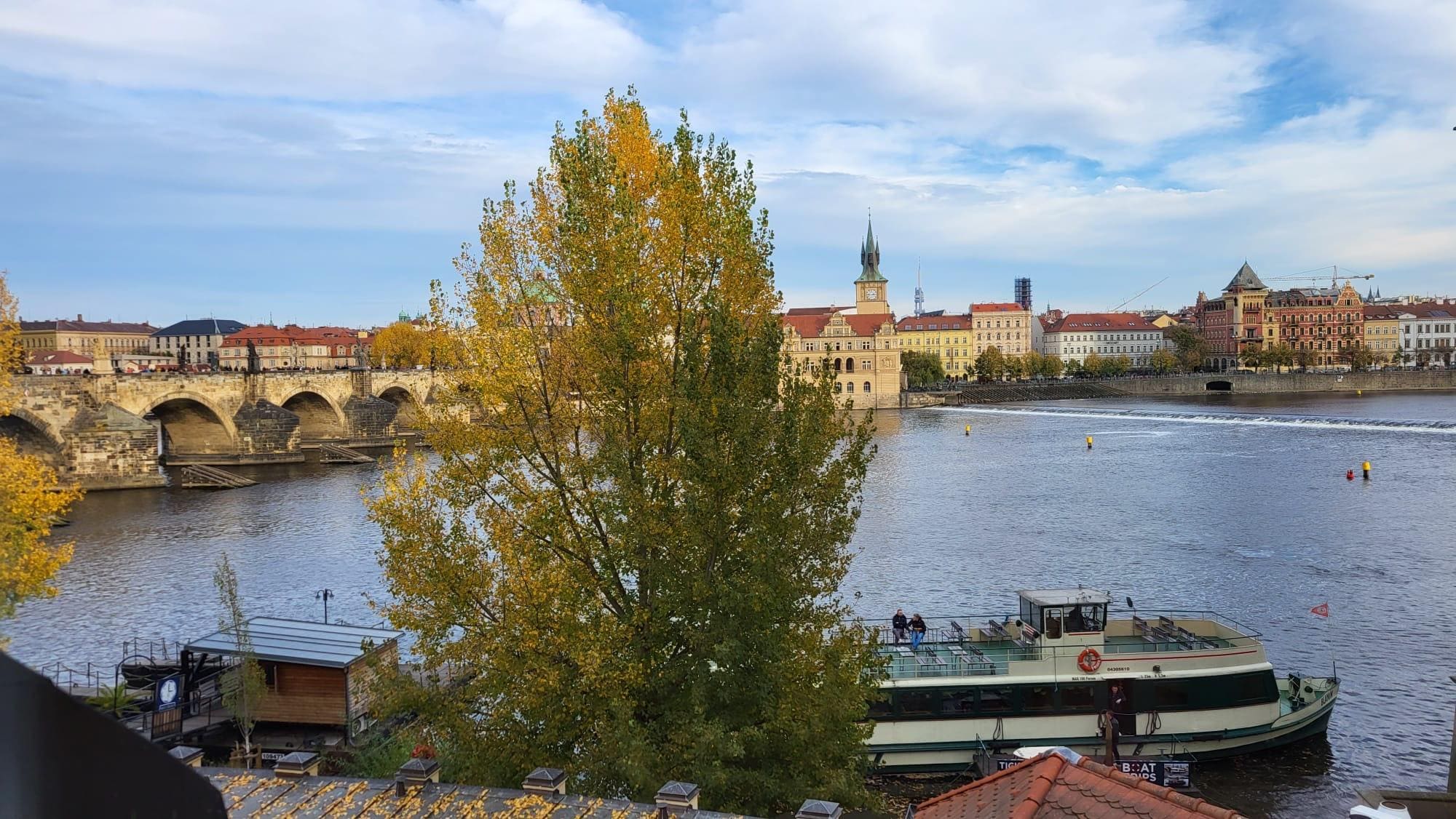 Vy över Charles bridge och Prag frĂ„n vĂ„rt sovrum. đ€©