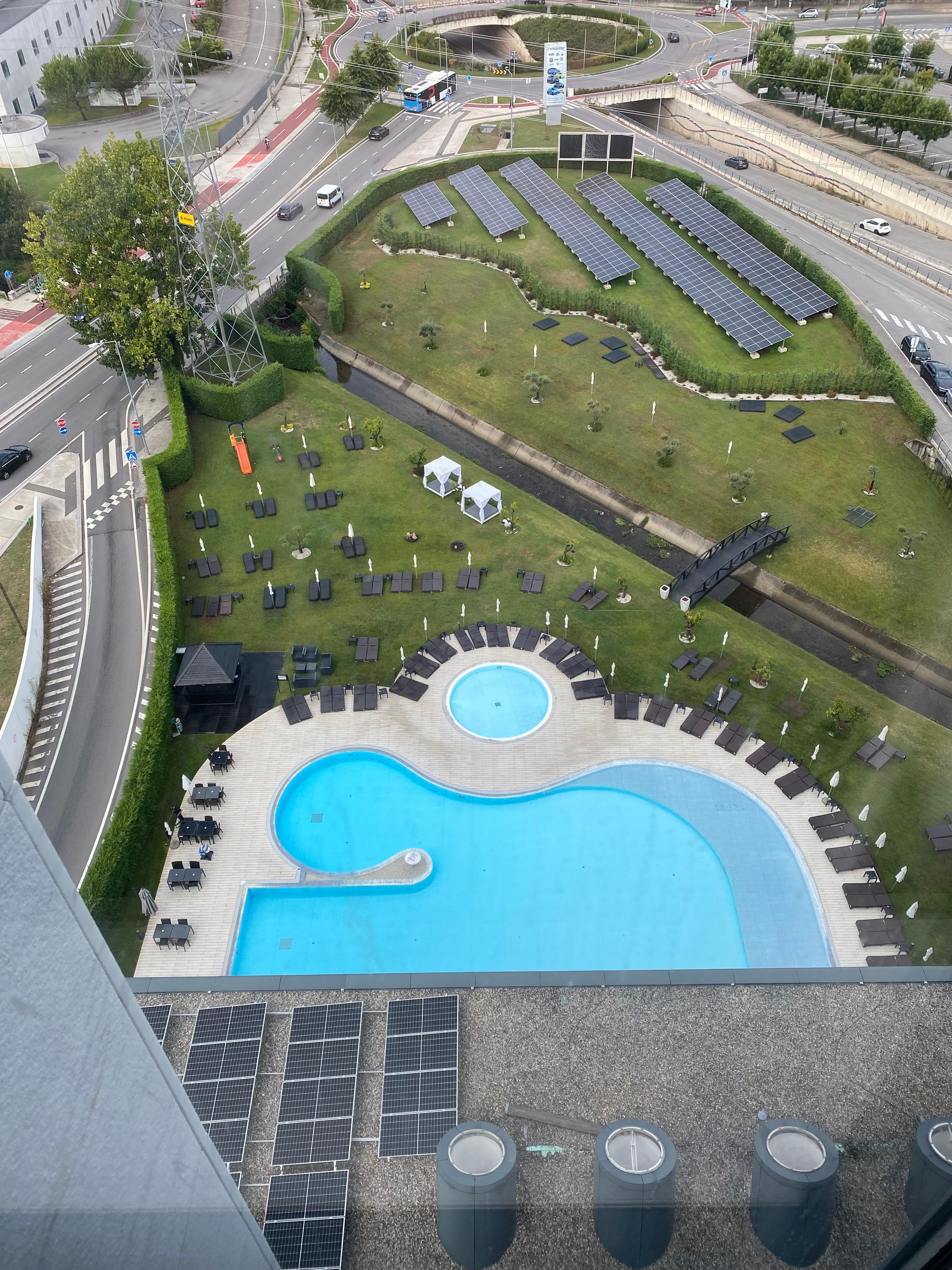 Piscine extérieure avec bar