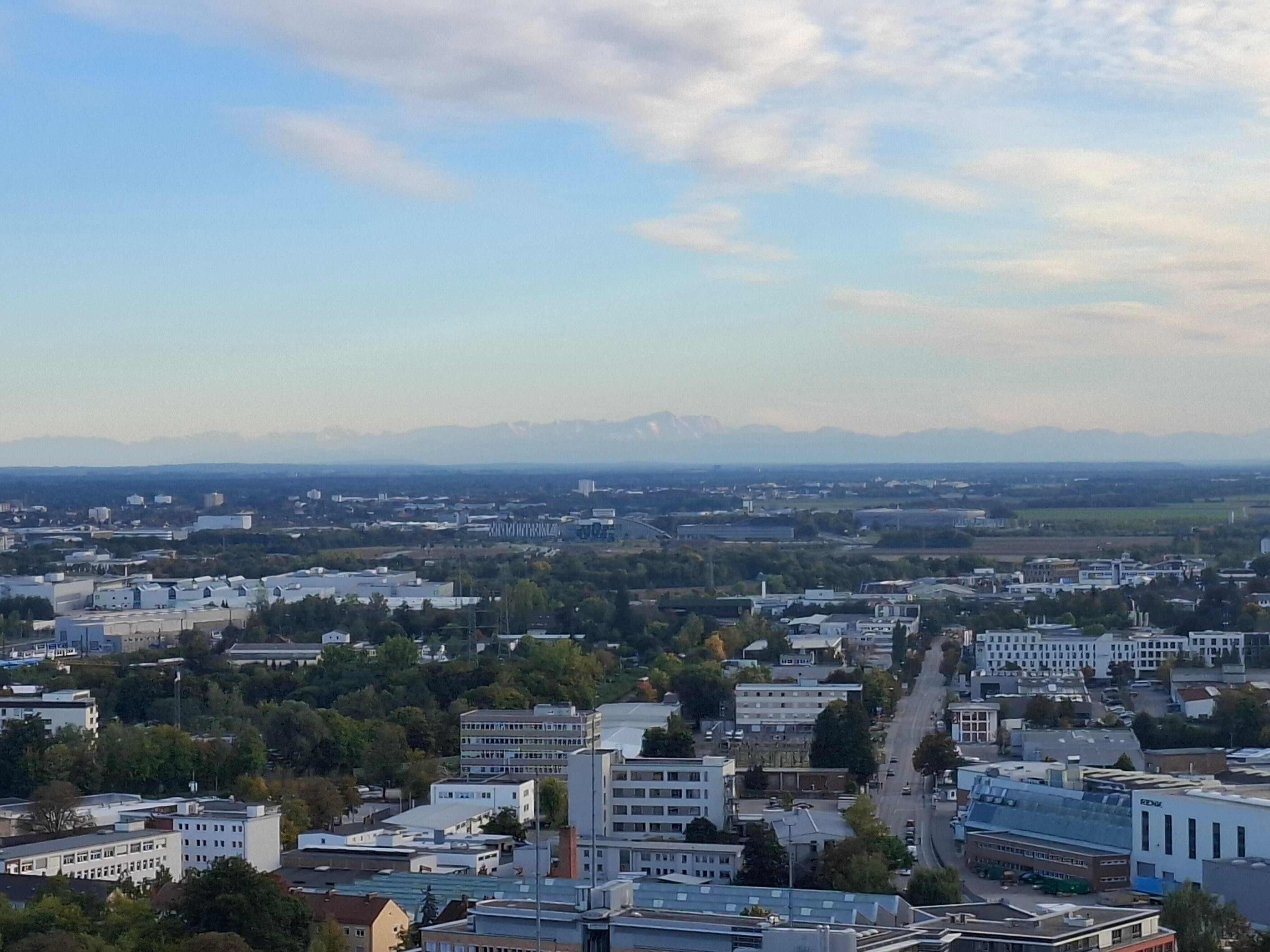 Blick auf Augsburg und die Voralpen.