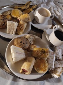 Mesmo não podendo utilizar o buffet no café da manhã por conta da pandemia, fomos surpreendidos positivamente com o café que recebemos. Tudo delicioso.
