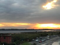 Auringonlasku huoneen parvekkeelta.