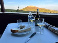 Fick bli vin, ost och korv på balkongen