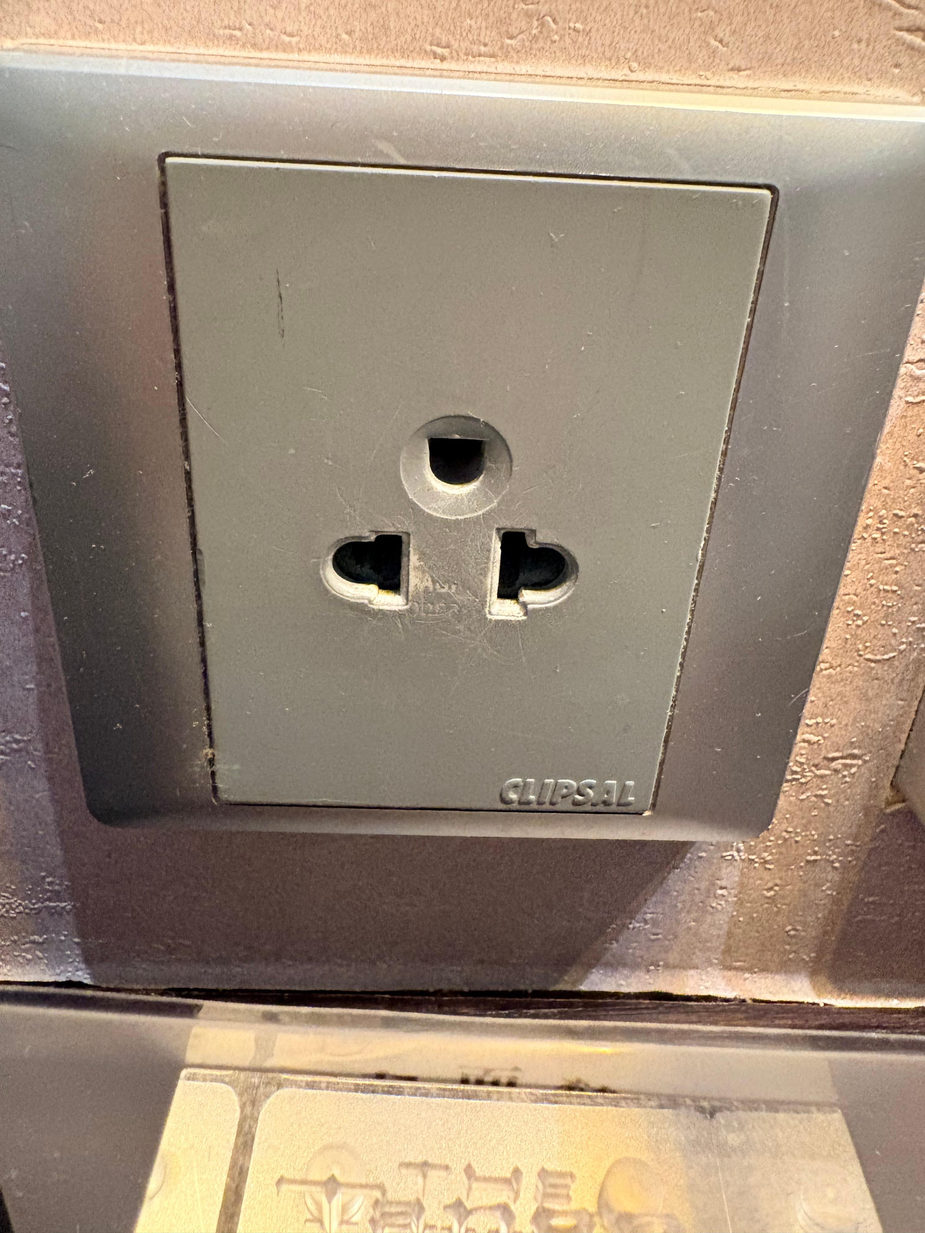 日本のコンセントも入るので、変換器付きならそのままでも使えます。