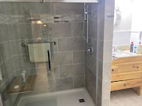 Lots of hot water and the pressure of water is super strong