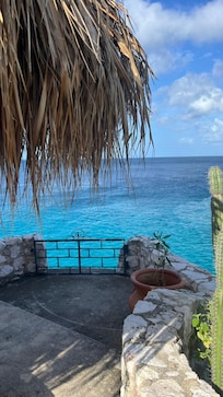 Puerta para saltar al mar. Solo para valientes.