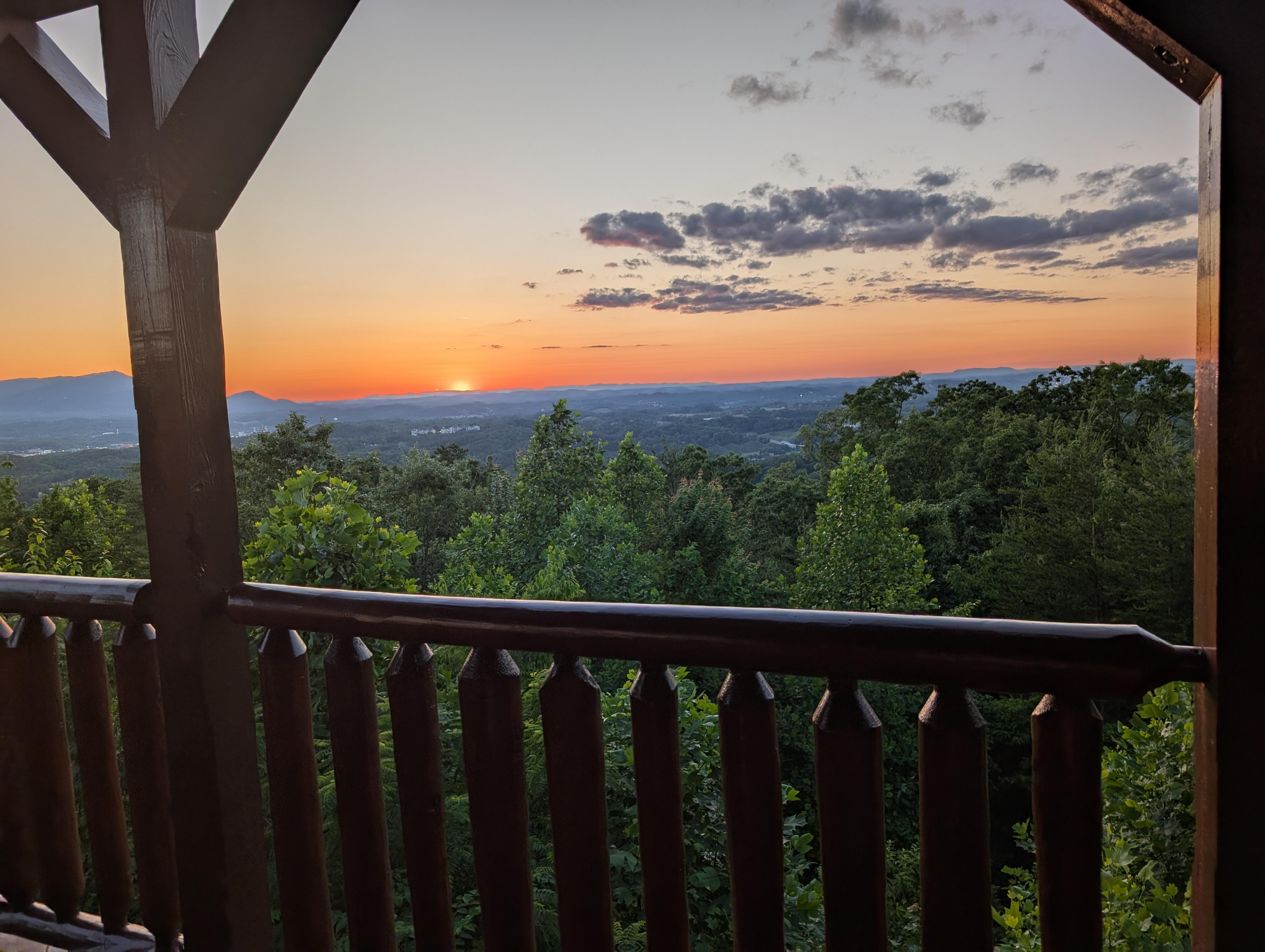 Sunset Sensation is the perfect name for this cabin! 