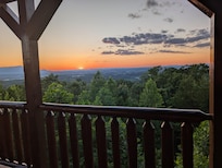 Sunset Sensation is the perfect name for this cabin!