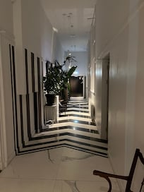Couloir menant au petit salon et au jardin.