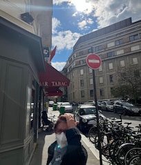 Na calçada do hotel ,em frente