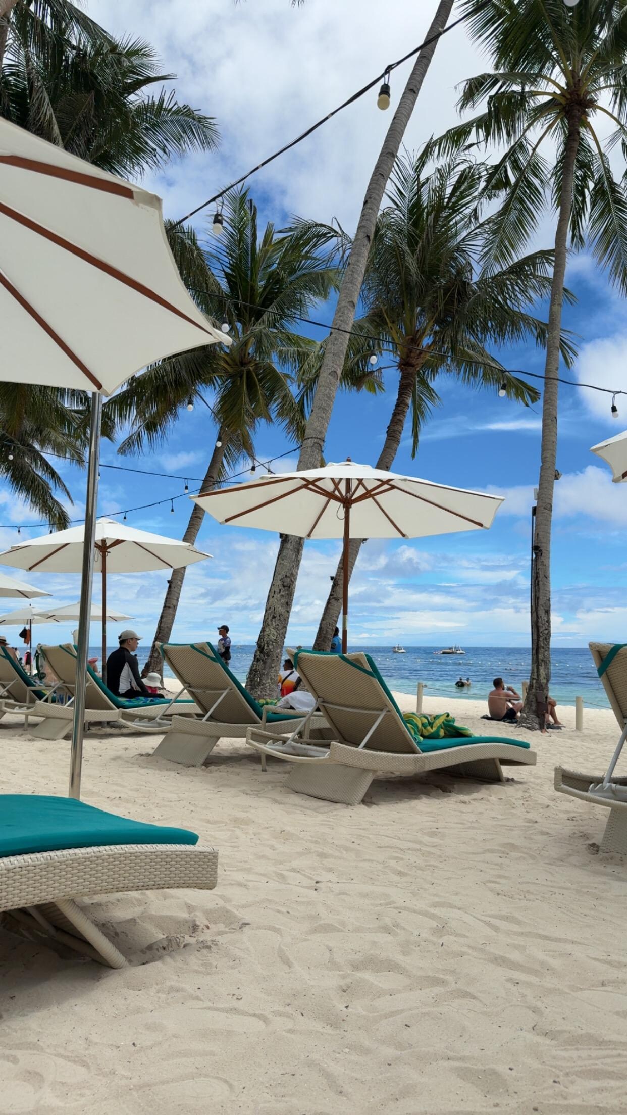 Solsengene tilhørende hotellene på stranden, avskilt området