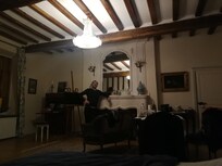 Chambre très spacieuse, royale. Café et thé à discrétion grâce à la bouilloire et la machine à café dosette.