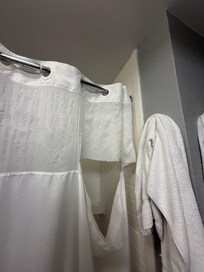 Beschädigter Duschvorhang. Der Teppich im Zimmer sah auch verbraucht aus. Das sind wir vom Hampton Inn nicht gewohnt.