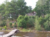 Das Haus und der Steg vom Boot aus