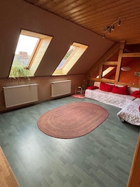 Wohnzimmer mit Fernseher und W-LAN