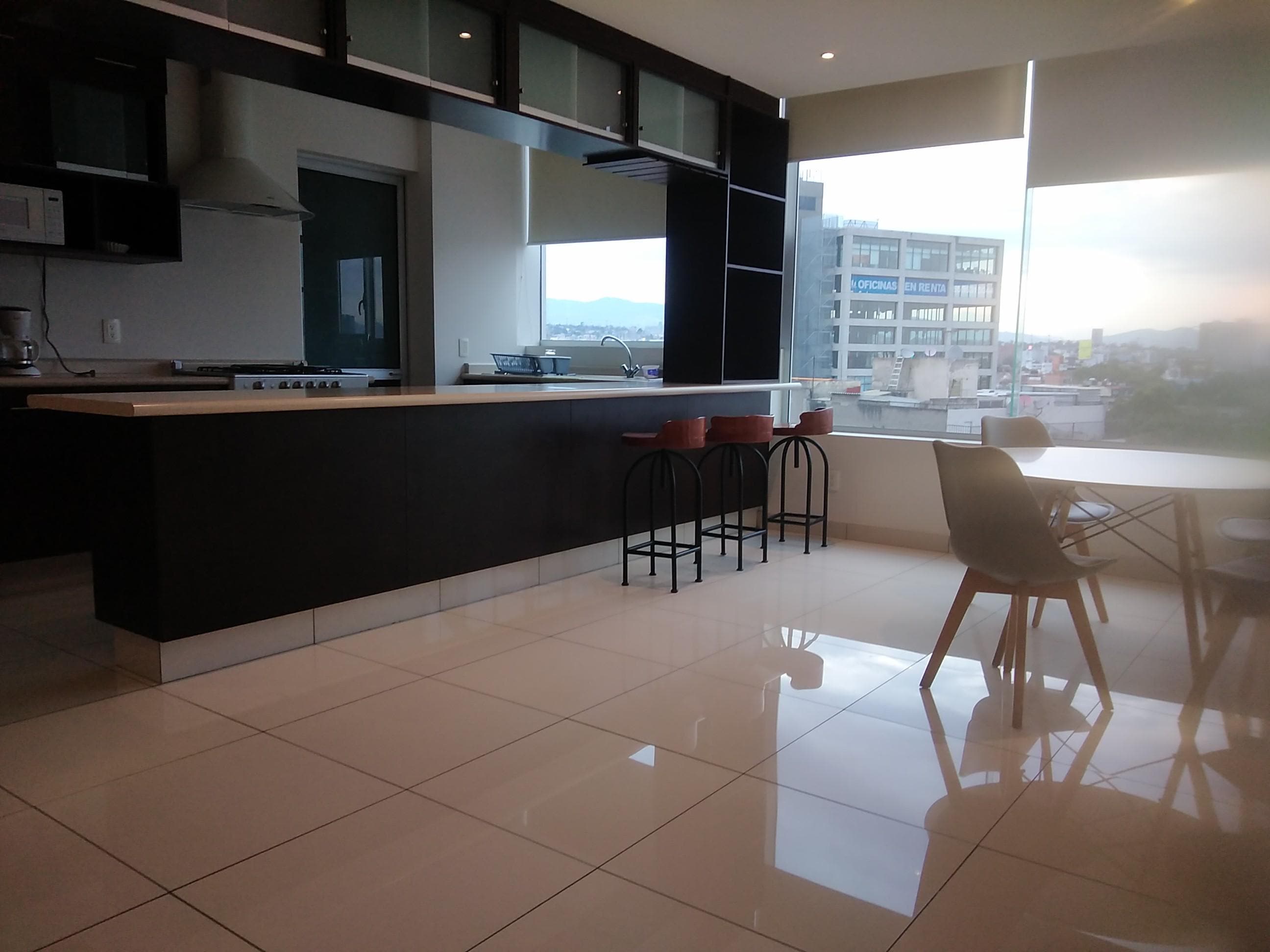 La estancia de la sala esta grande y es muy cómodo estar ahí. 