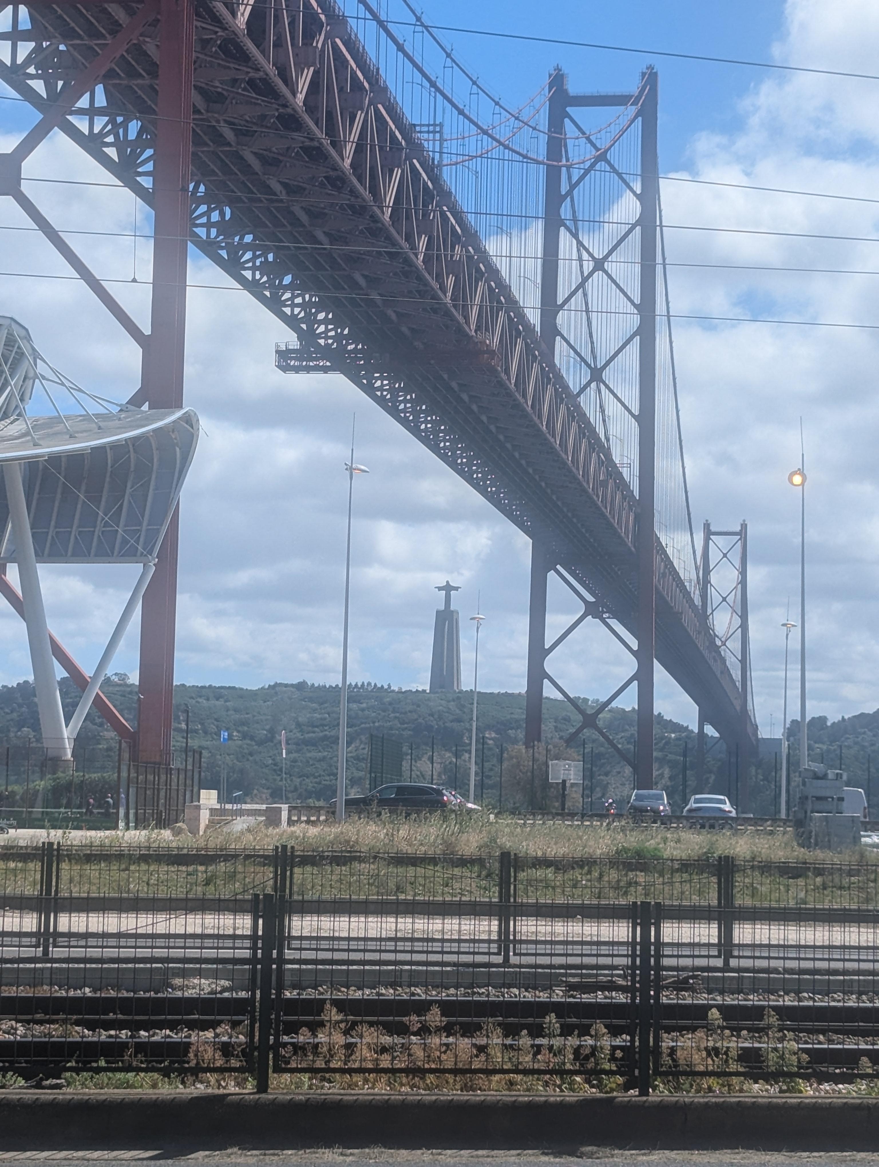 Brücke des 25.Aprils, die das Viertel prägt 