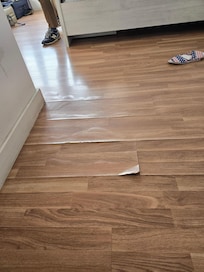 地板多處地方已破爛