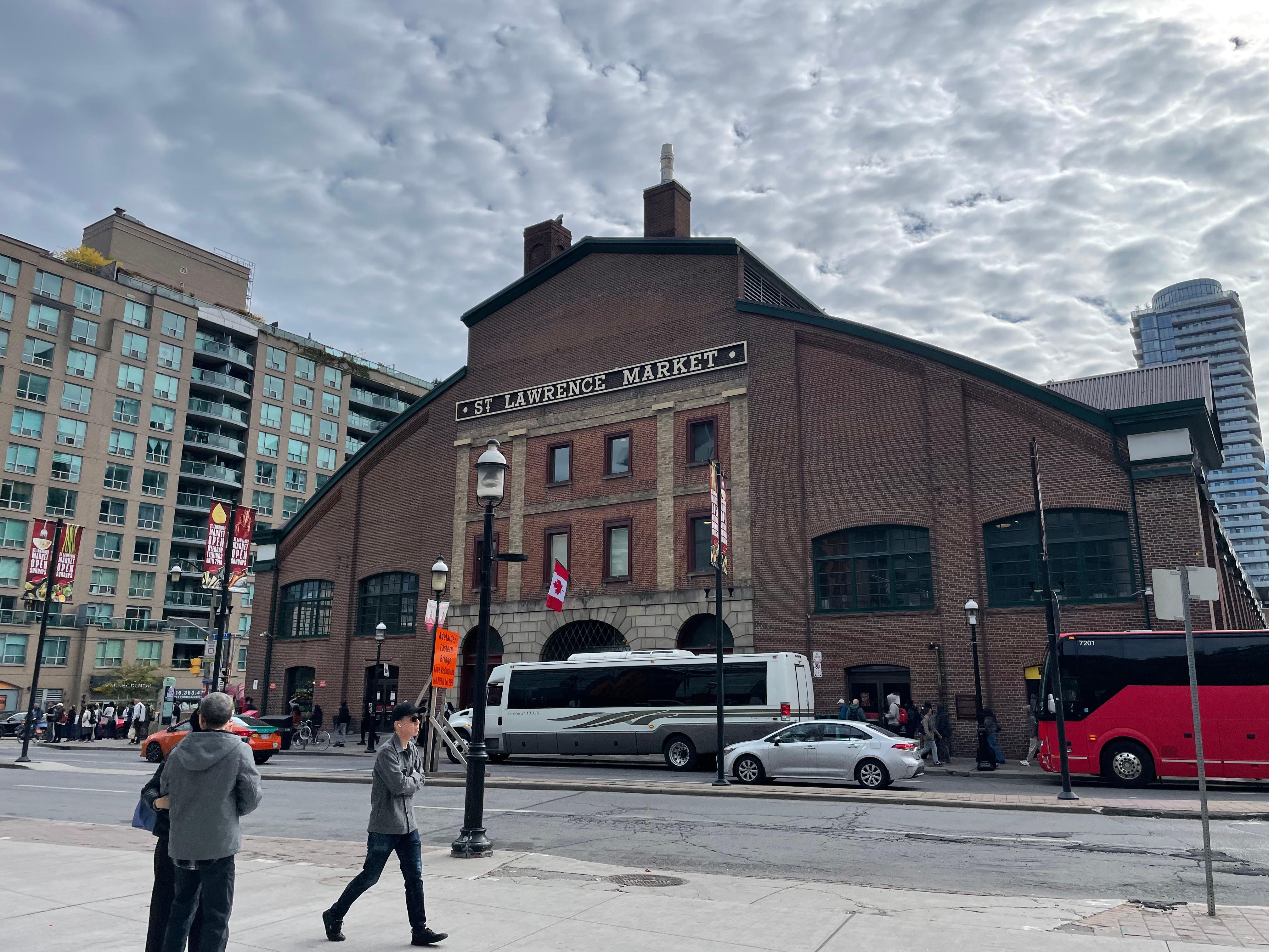 セントローレンスマーケットも近い