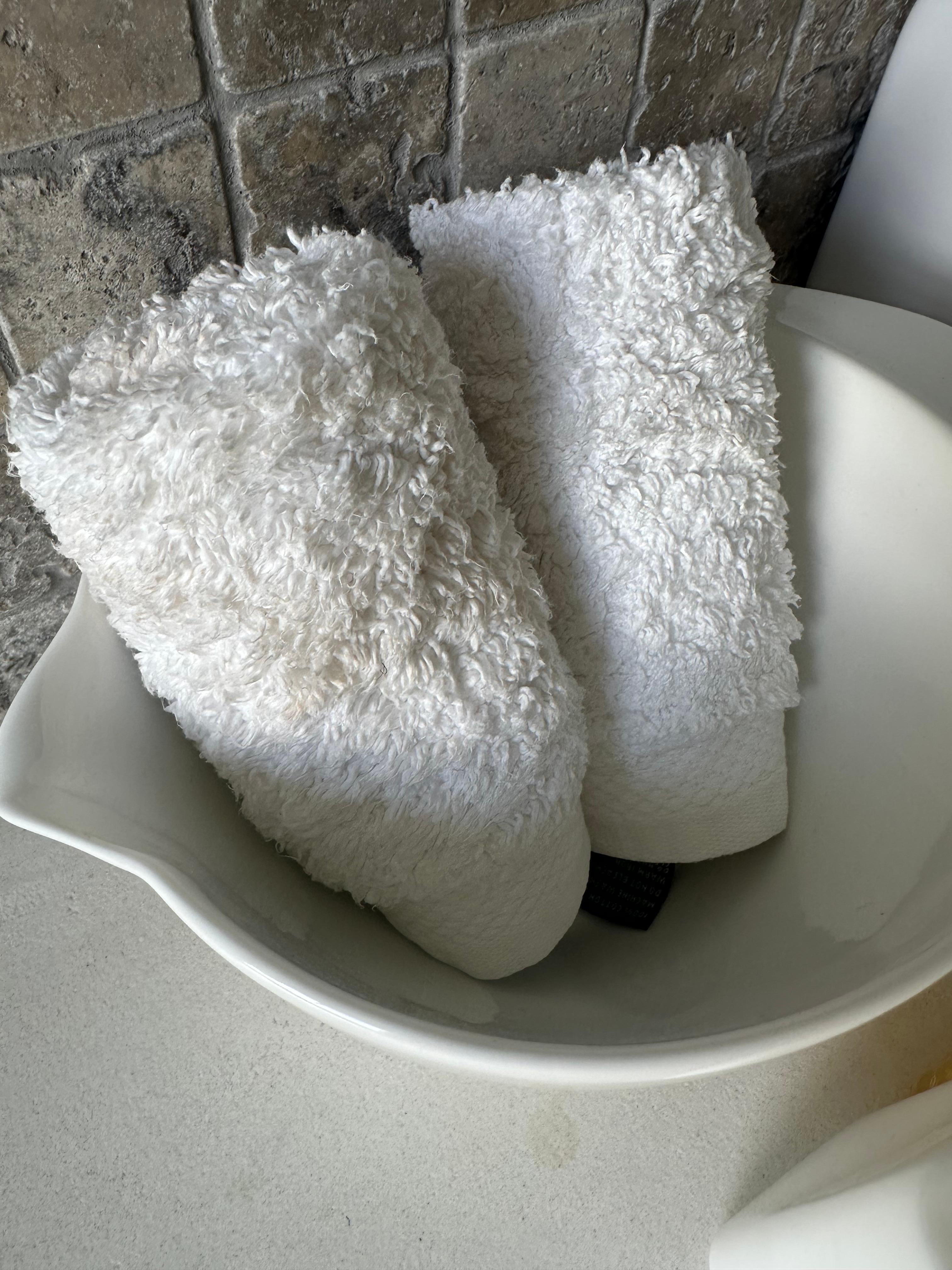 Make-up/dirt stains of the two facecloths on my arrival 