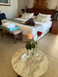 We especially appreciated the thoughtful touches in the room: lovely local cookies and roses on arrival, fresh water each evening, and housekeeping even remade the bed after our afternoon naps if we had left it rumpled. It felt genuinely cared for.