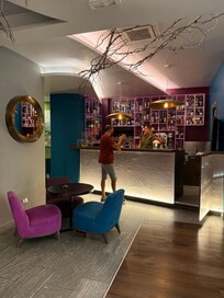 Lobby/Breakfast Bar