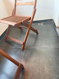 Yerler kuruyemiş kabukları ile dolu