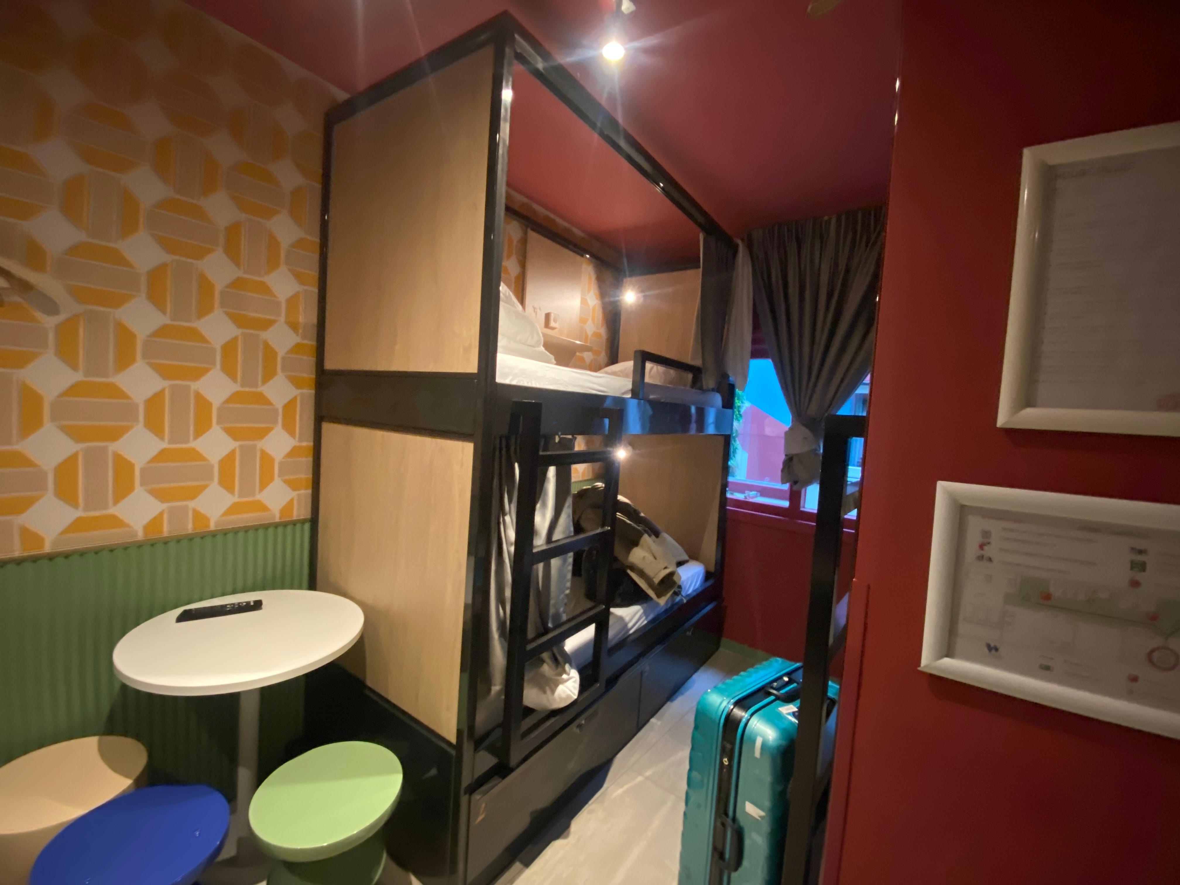 女子部屋は広くはないですが、許容範囲です。