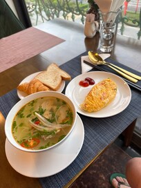 フォーとオーダしたオムレツが美味しい。