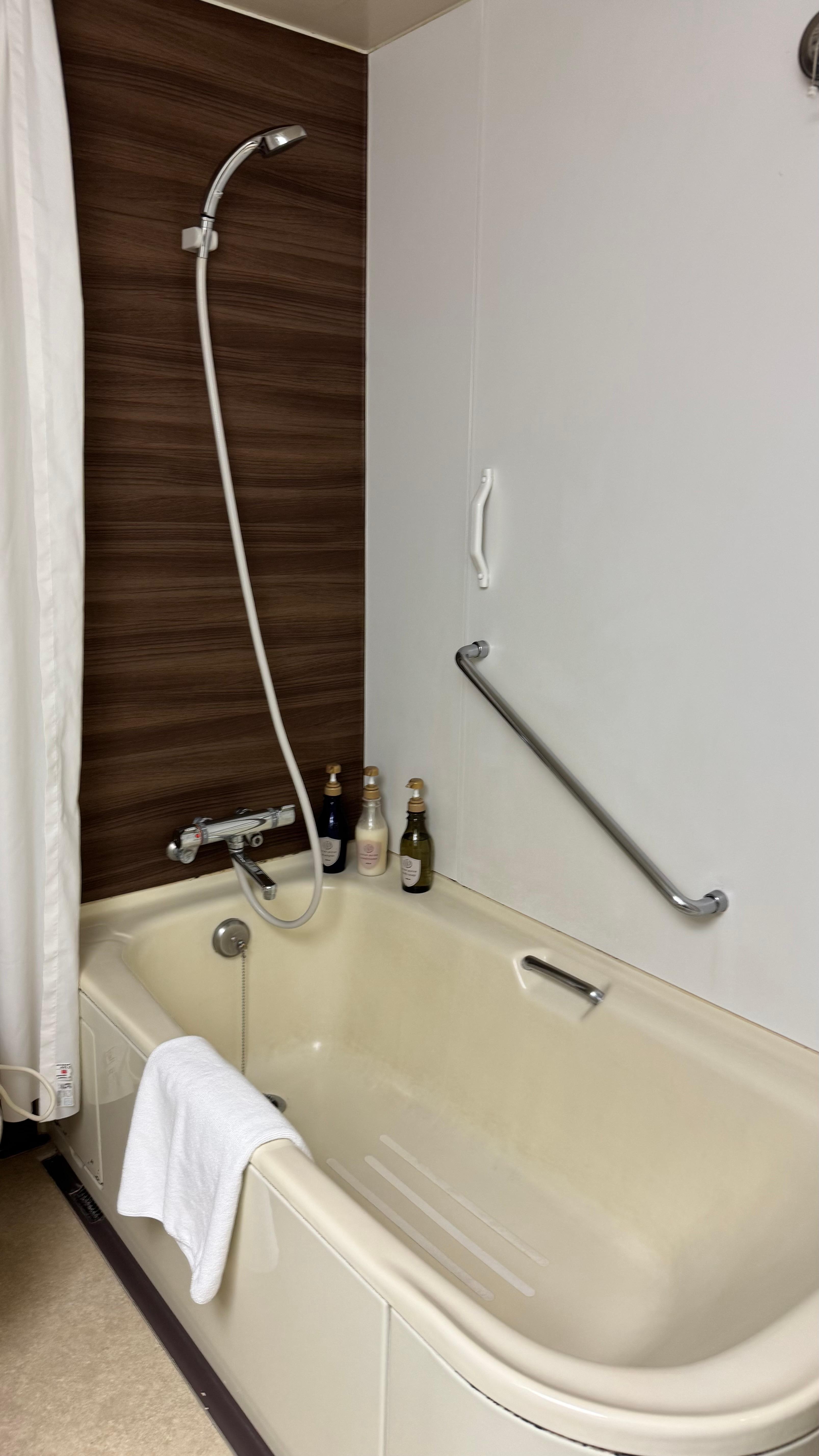  Bath tube and shower