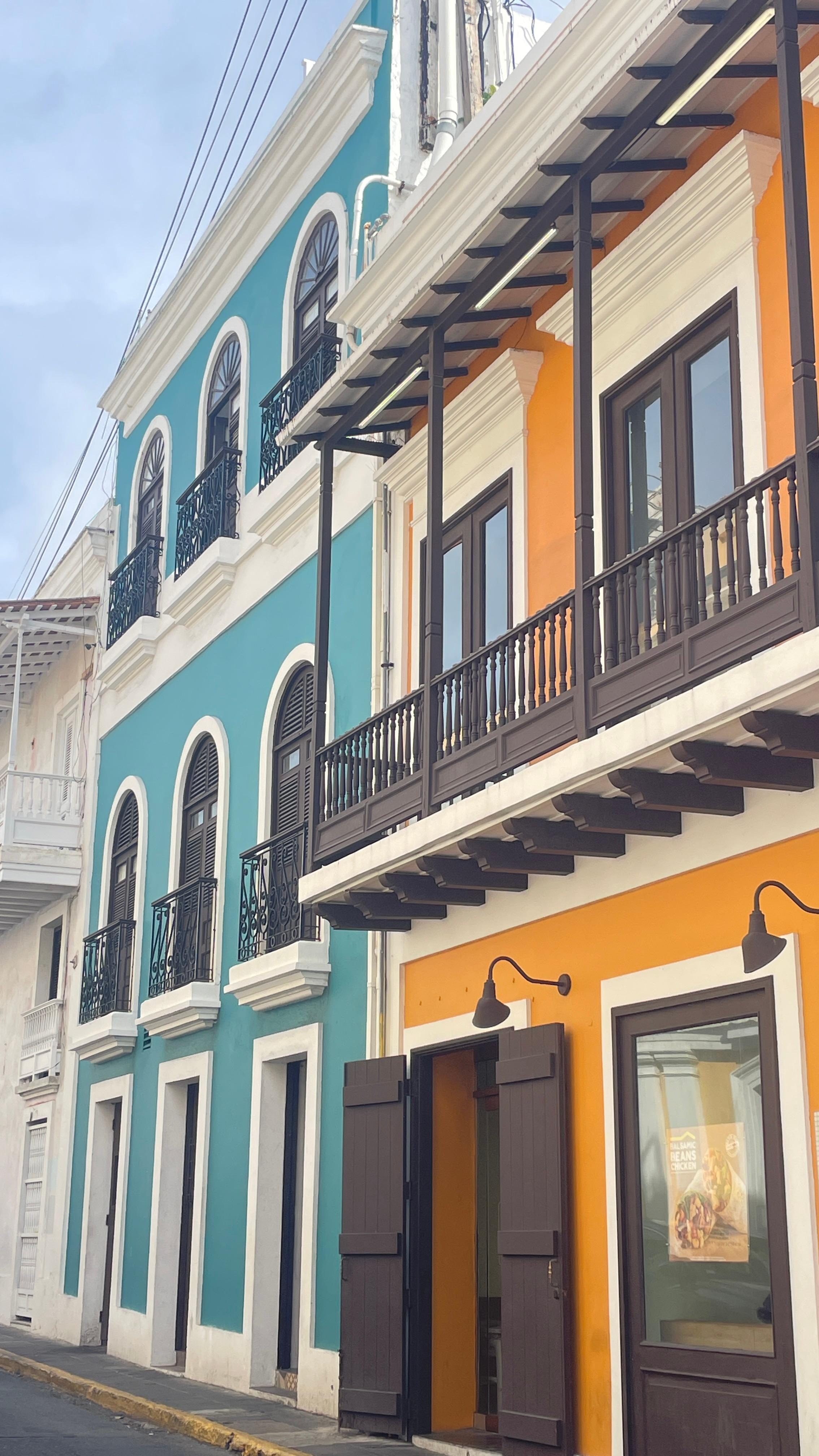It’s the blue building. 2nd floor . The owner has both apartments 2nd and 3rd floor. 
