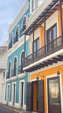 Itâs the blue building. 2nd floor . The owner has both apartments 2nd and 3rd floor.