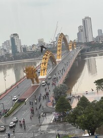 朝、部屋の窓からのドラゴン橋