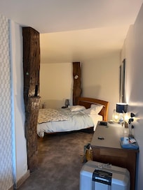 Très grande chambre avec du linge de lit très agréable