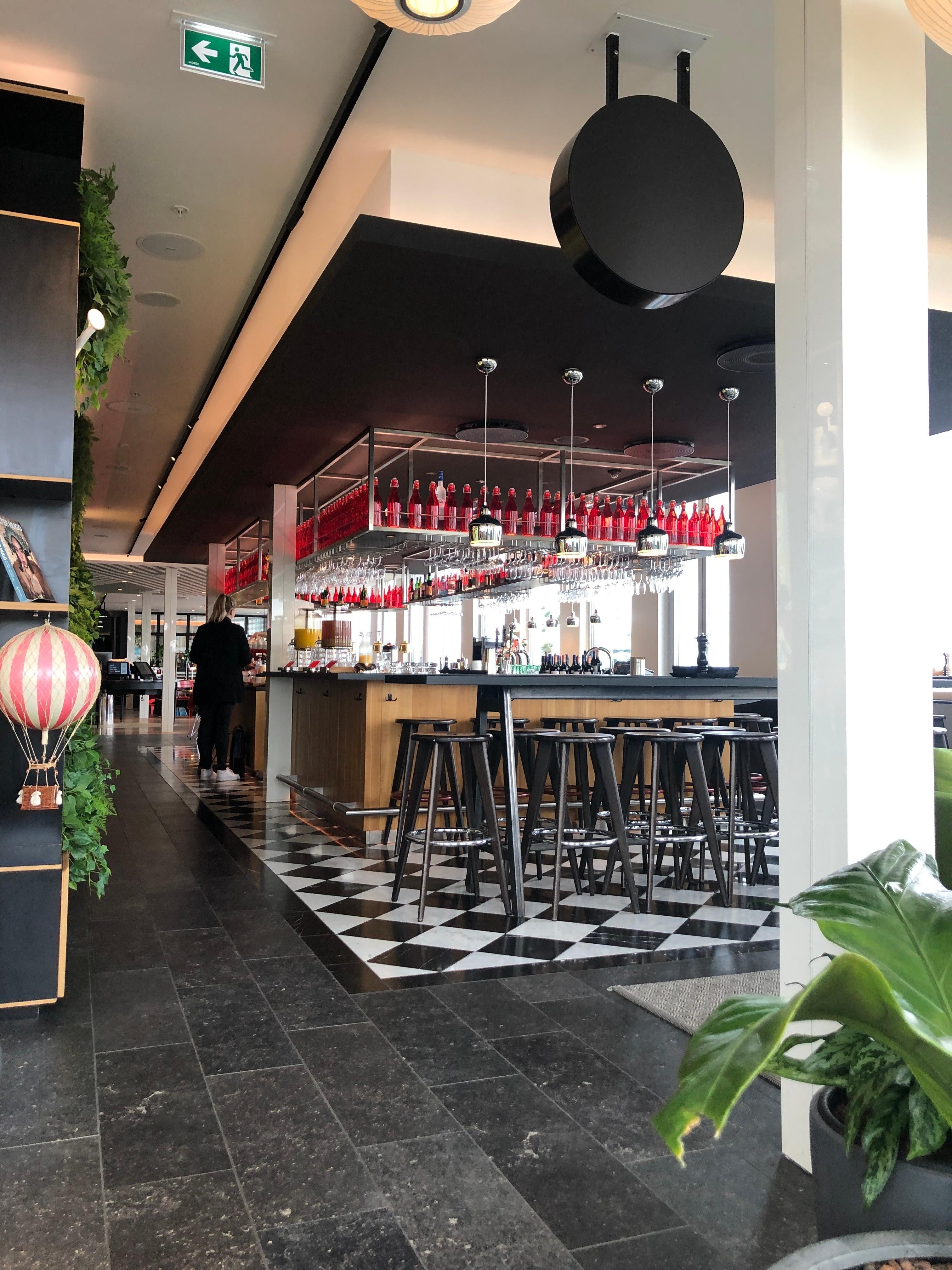 Bar & breakfast area