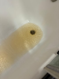 Musluktan kirli su akıyor.