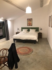 Une chambre parentale extrêmement spacieuse et au calme