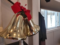 The tiny house was even more cozy & welcoming with thoughtful holiday decorations!