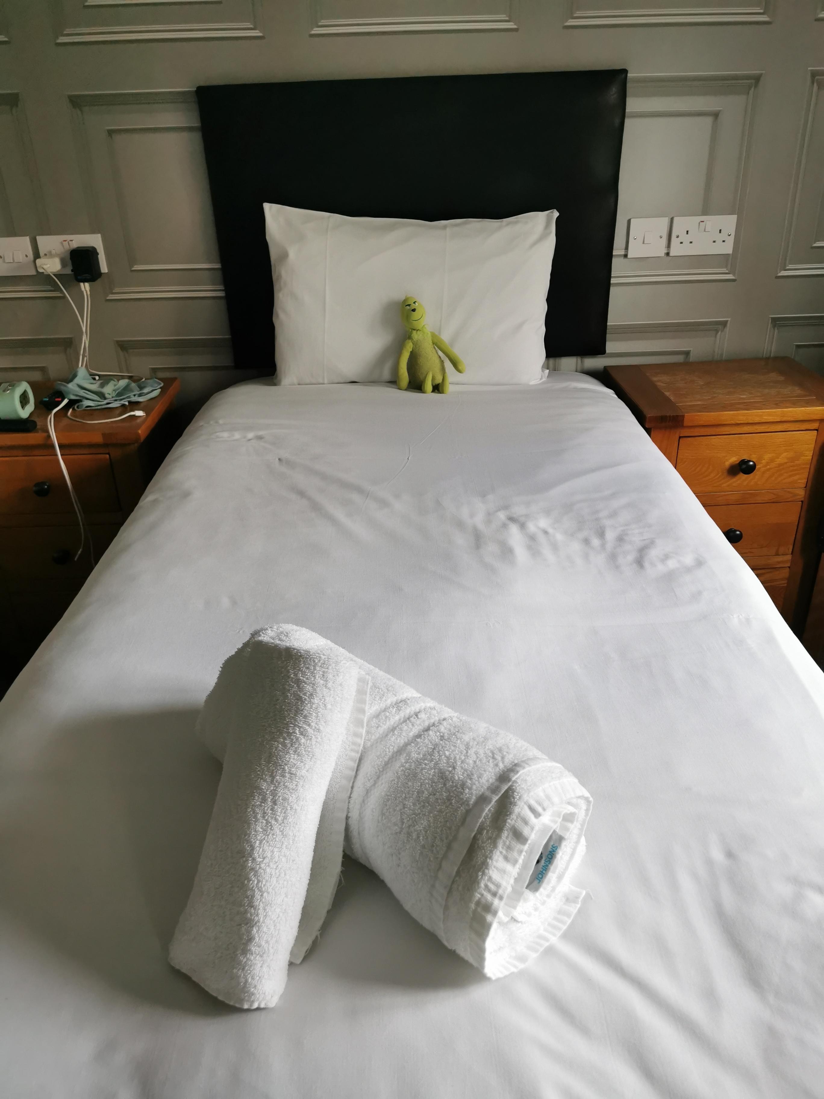 Bedroom clean twin room