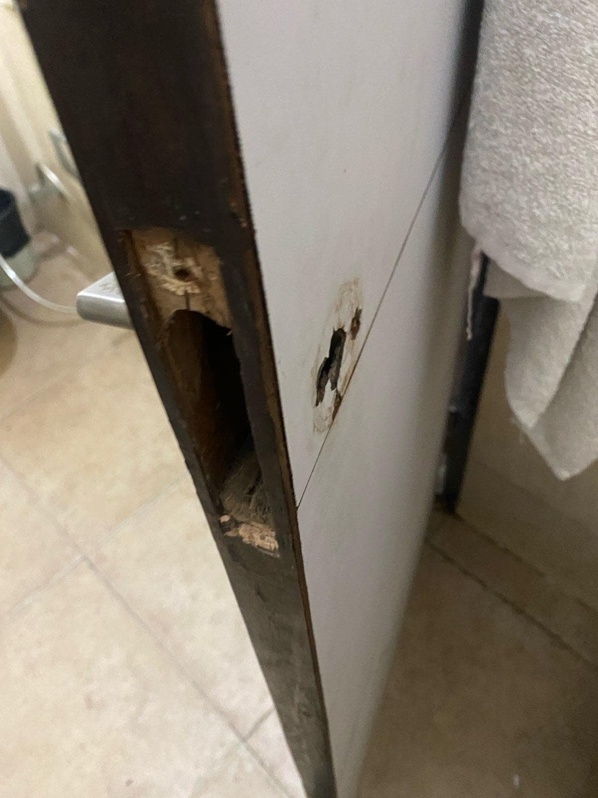 Bathroom door with no handle